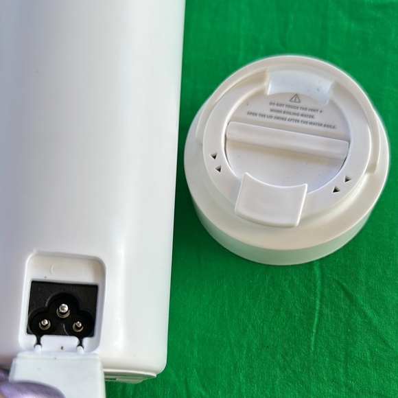 White Travel thermos with Red Accent - Picture 7 of 8